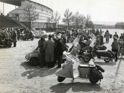 403711 Afbeelding van de opstelling van de scooters bij het stadion Galgenwaard (Stadionplein) te Utrecht voor aanvang ...